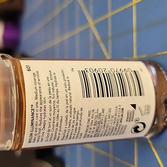 Revlon Skin-Caring Foundation - Shade 30ml Bottle New 601 Soft Nutmeg - Picture 2 of 2